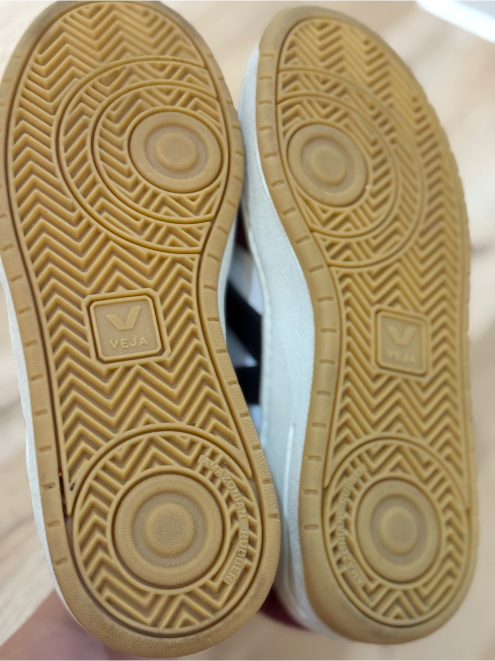 Veja V-10 Sneakers - Picture 6 of 7